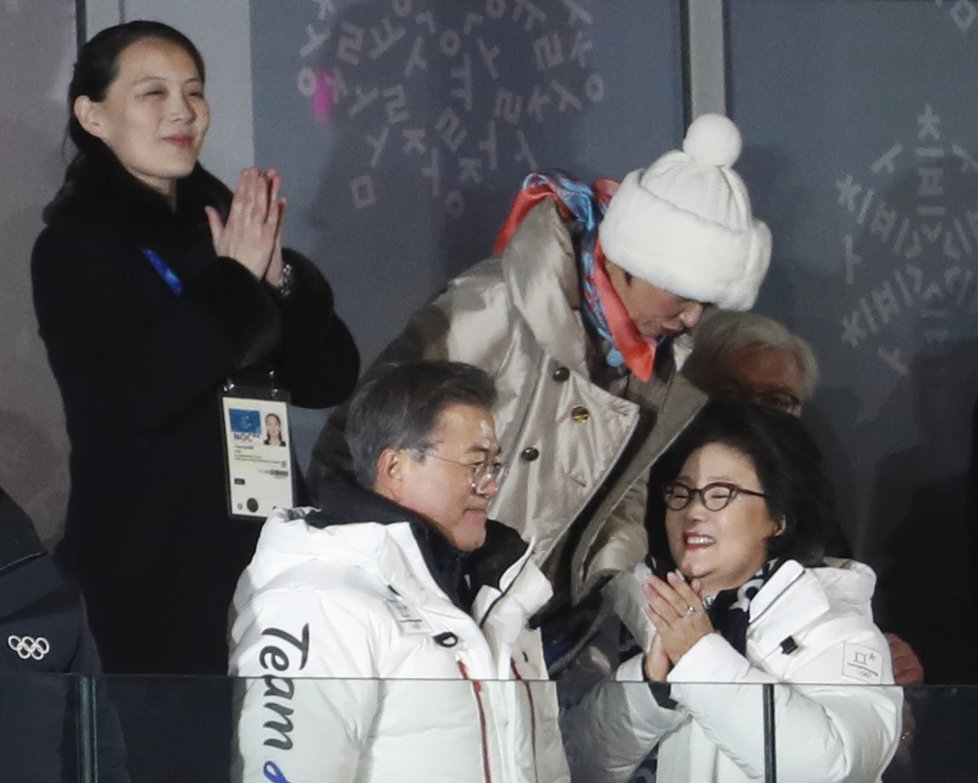 Sestra severokorejského vůdce Kim Jo-čong na zahajovacím ceremoniálu ZOH 2018. Před nimi seděl jihokorejský prezident s manželkou.