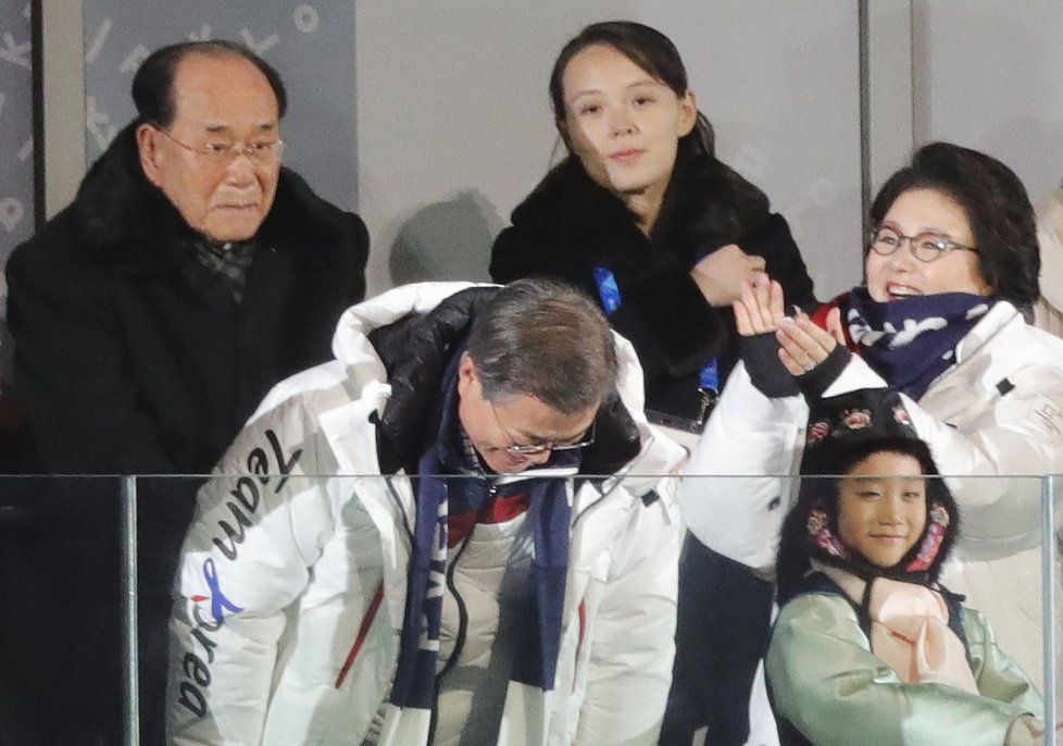 Sestra severokorejského vůdce Kim Jo-čong a Kim Jong-nam na zahajovacím ceremoniálu. Před nimi seděl jihokorejský prezident s manželkou.