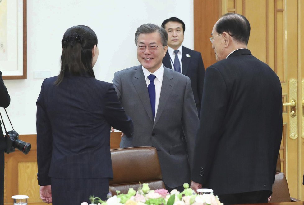 Sestra severokorejského vůdce Kim Jo-čong si potřásla rukou s jihokorejským prezidentem Mun Če-inem.