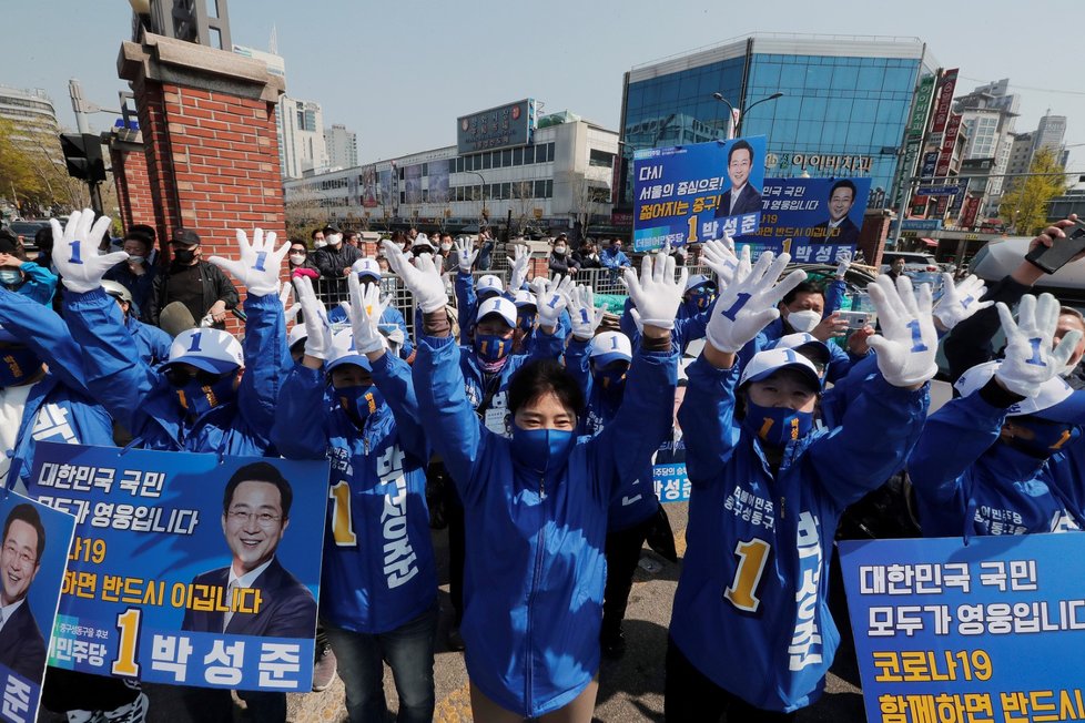 V Jižní Koreji se budou konat 15. dubna parlamentní volby. Na fotografii příznivci vládnoucí demokratické strany. (14. 4. 2020)