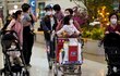 Cestovatelé v Jižní Koreji se před koronavirem chrání rouškami (3.2.2020)