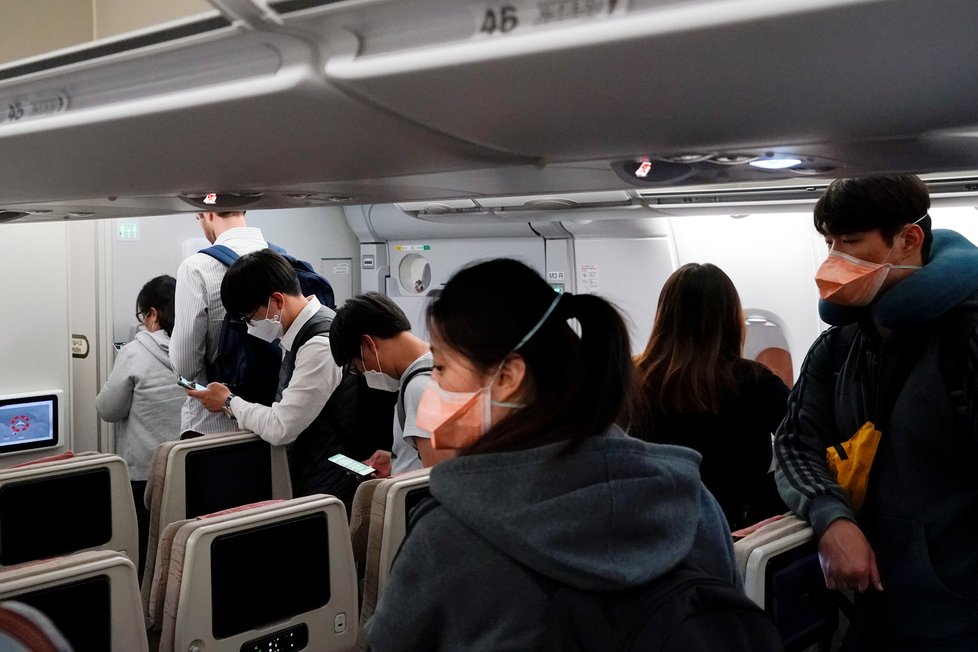 Cestovatelé v Jižní Koreji se před koronavirem chrání rouškami (3.2.2020)