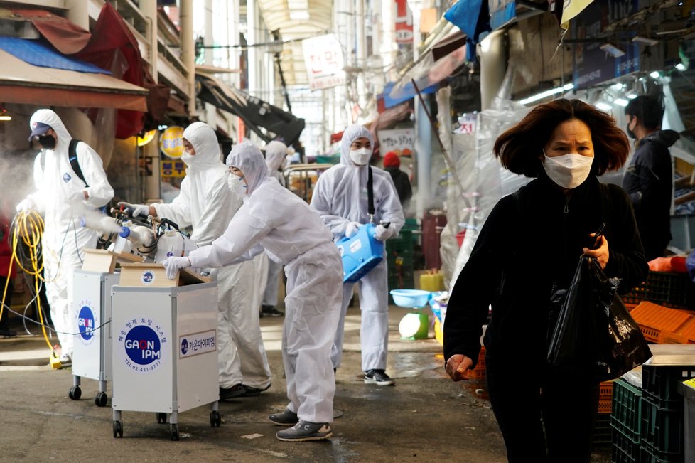 Jižní Korea se potýká s nákazou koronaviru, zdravotníci dezinfikují ulice. (26. 2. 2020)