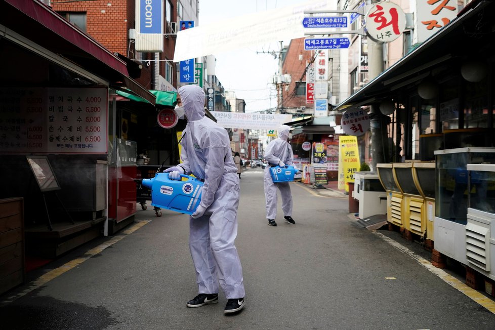 Jižní Korea se potýká s nákazou koronavirem, zdravotníci dezinfikují ulice. (26. 2. 2020)