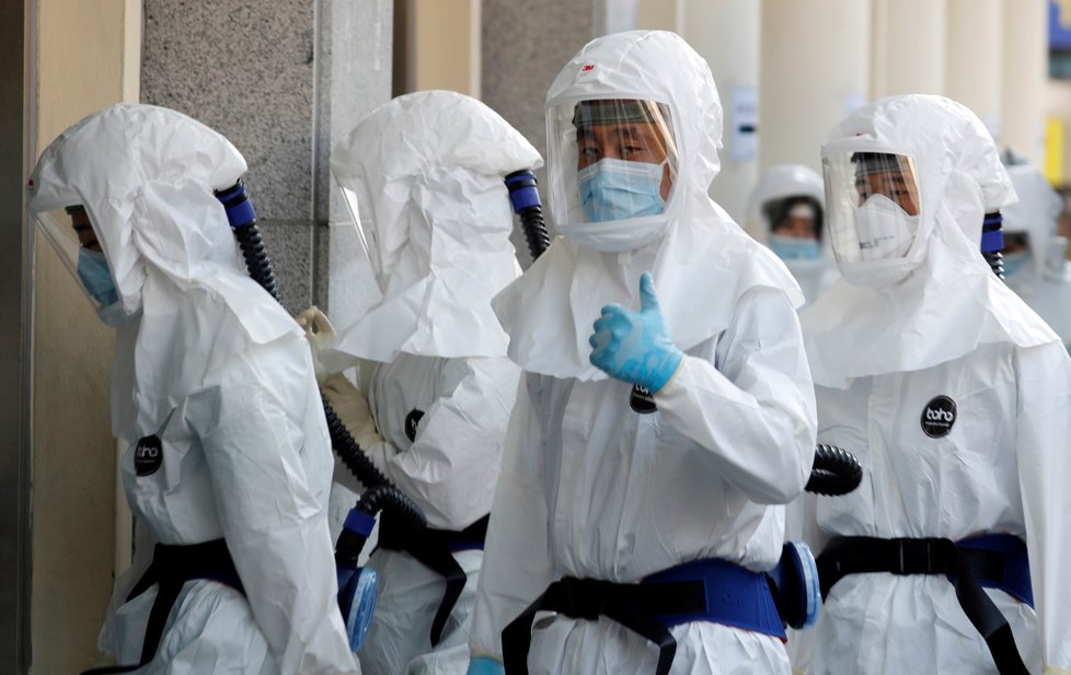 Medici vstupující do nemocnice za účelem léčit nakažené koronavirem v jihokorejském Daegu