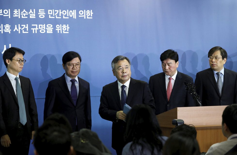Úřad zvláštního prokurátora, který vyšetřuje korupční skandál, kvůli němuž byla Pak Kun-hje dočasně odvolána z úřadu, oznamuje výsledky vyšetřování na tiskové konferenci.