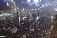 Statisíce Jihokorejců protestují proti své prezidentce. Kvůli podvodnici