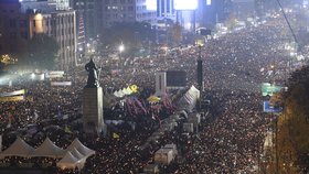 Většina z demonstrujících zůstala v ulicích Soulu až do večera. Protest byl stejně jako před týdnem poklidný.