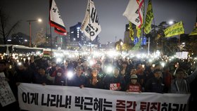 Většina z demonstrujících zůstala v ulicích Soulu až do večera. Protest byl stejně jako před týdnem poklidný.