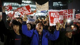 Čtvrtou sobotu po sobě tisíce Jihokorejců demonstrovaly proti prezidentce Pak Kun-hje.