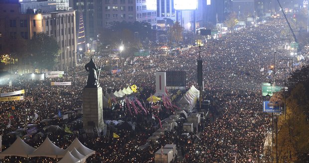Statisíce Jihokorejců protestují proti své prezidentce. Kvůli podvodnici