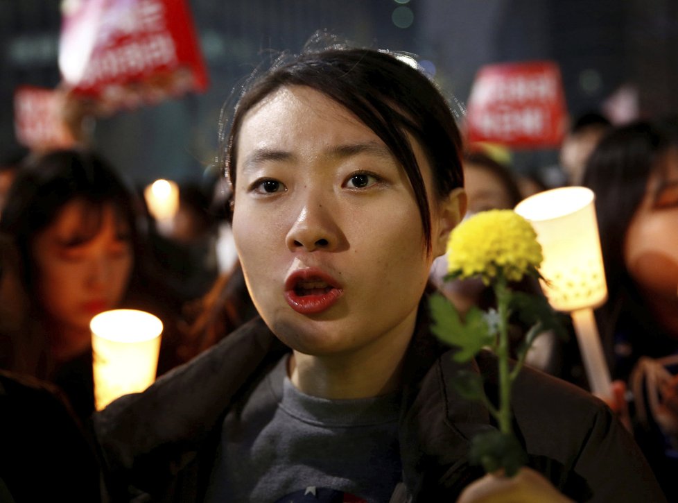 Většina z demonstrujících zůstala v ulicích Soulu až do večera. Protest byl stejně jako před týdnem poklidný.