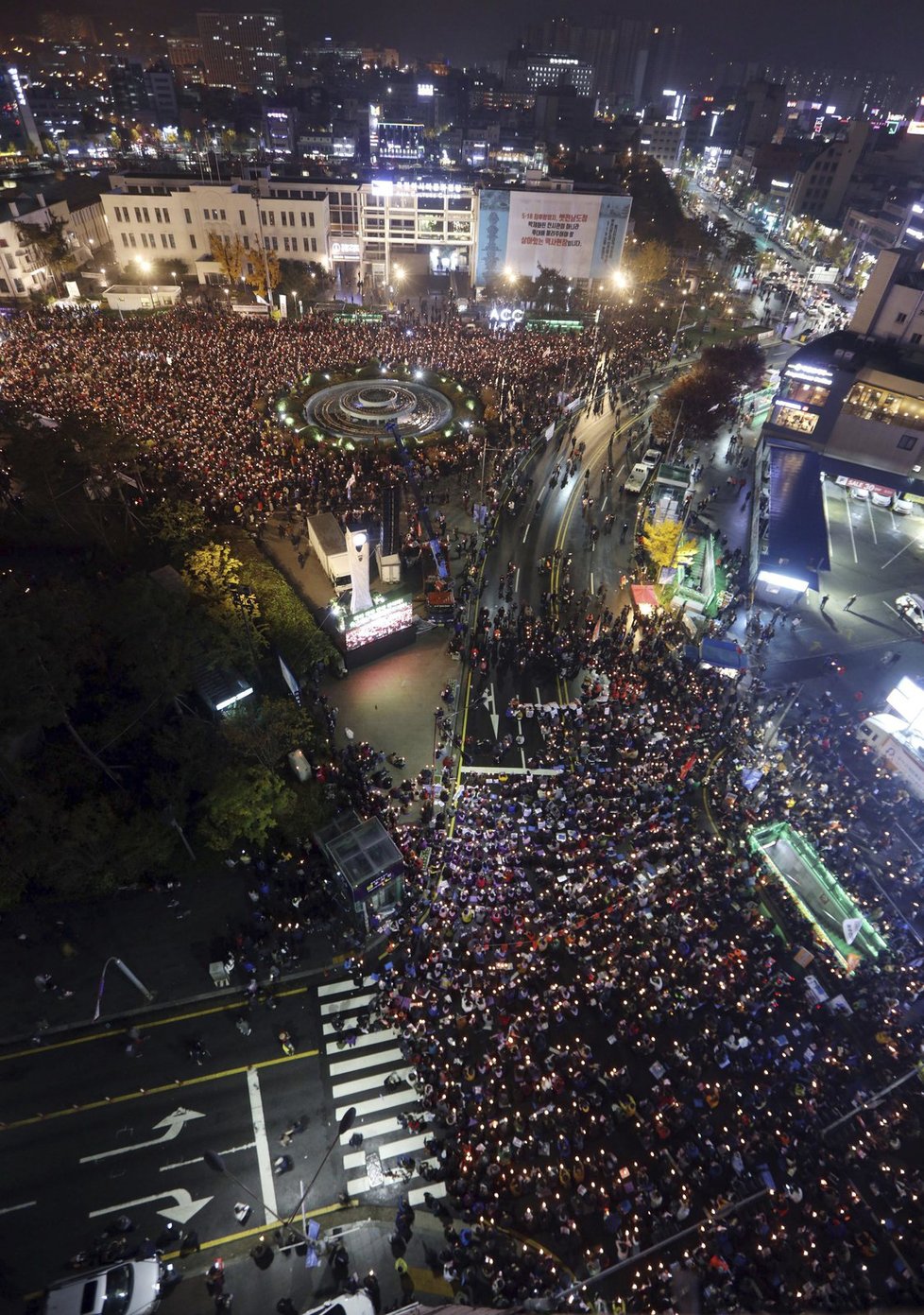 Většina z demonstrujících zůstala v ulicích Soulu až do večera. Protest byl stejně jako před týdnem poklidný.