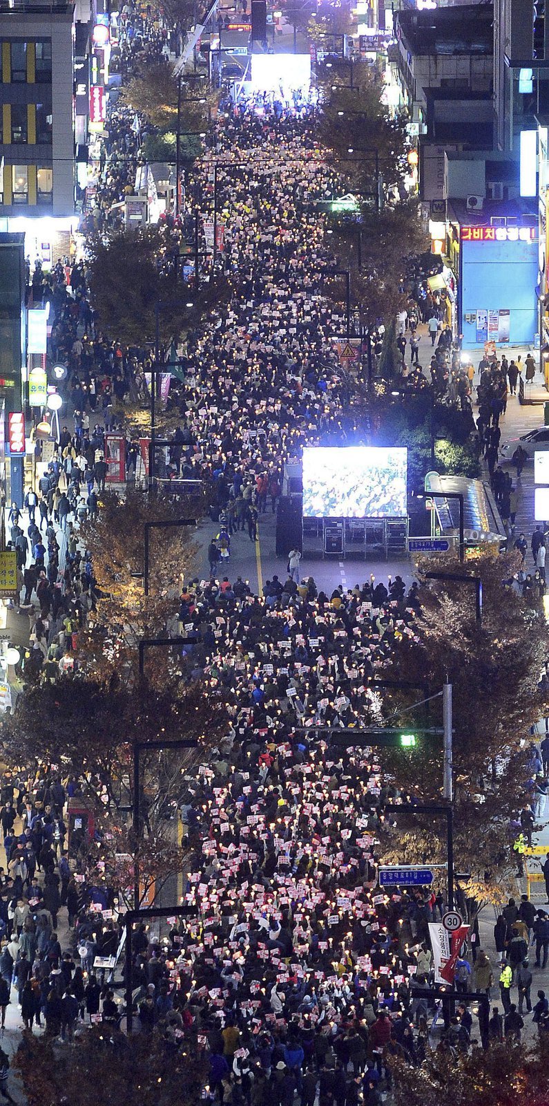 Většina z demonstrujících zůstala v ulicích Soulu až do večera. Protest byl stejně jako před týdnem poklidný.