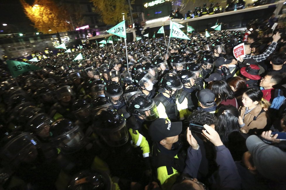 Většina z demonstrujících zůstala v ulicích Soulu až do večera. Protest byl stejně jako před týdnem poklidný.