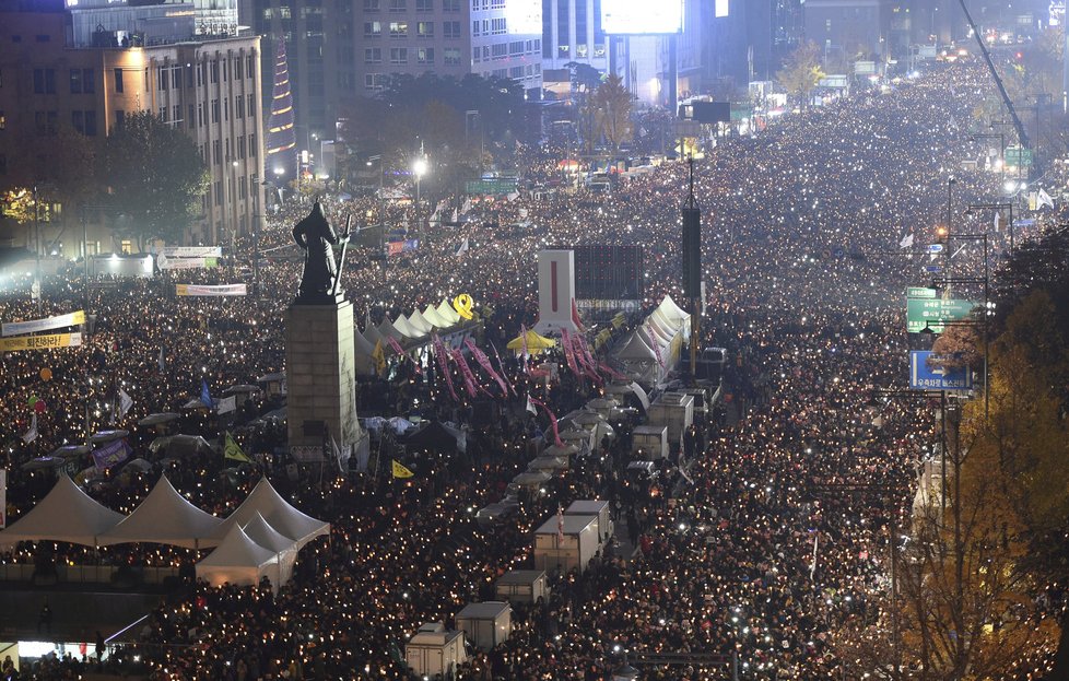 Většina z demonstrujících zůstala v ulicích Soulu až do večera. Protest byl stejně jako před týdnem poklidný