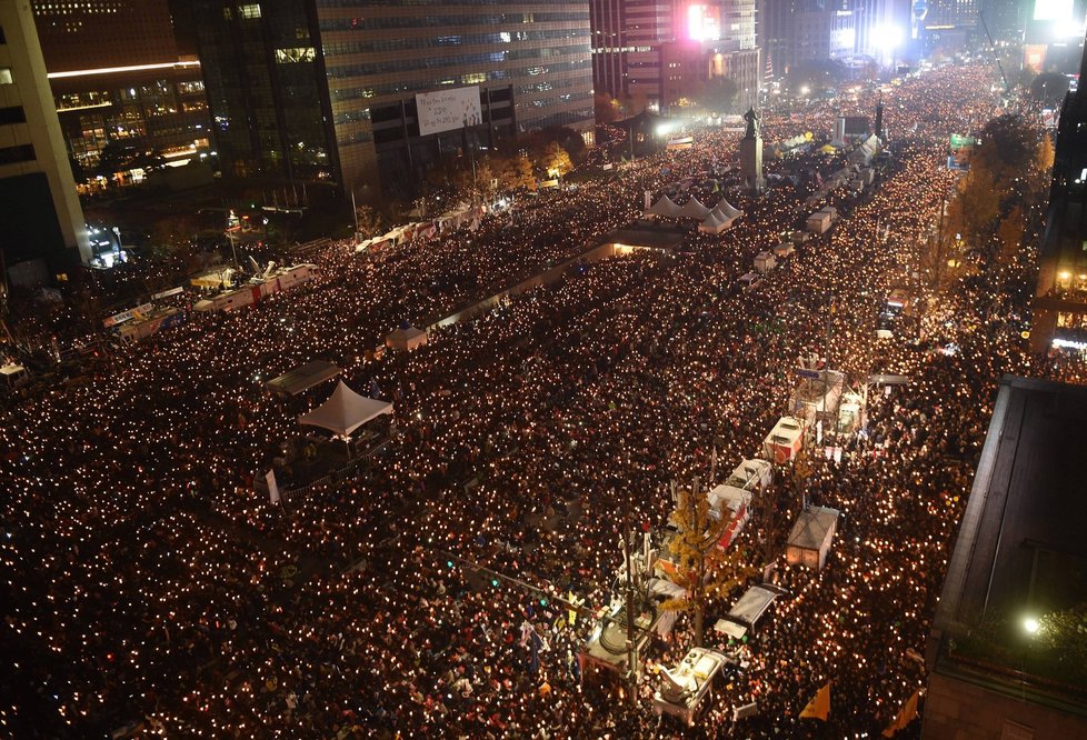 Většina z demonstrujících zůstala v ulicích Soulu až do večera. Protest byl stejně jako před týdnem poklidný