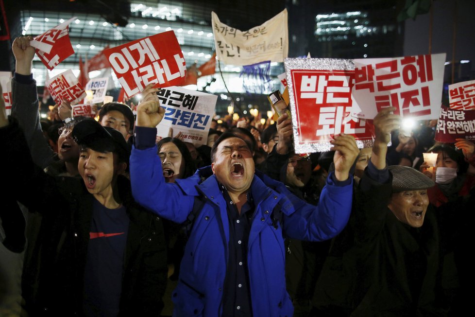 Čtvrtou sobotu po sobě tisíce Jihokorejců demonstrovaly proti prezidentce Pak Kun-hje