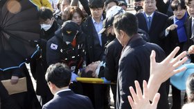 Lídra jihokorejské opozice I Če-mjonga bodl útočník do krku při návštěvě Pusanu (2.1.2023)
