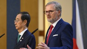Petr Fiala s jihokorejským premiérem Han Duk-soem v Praze (12.9.2023)