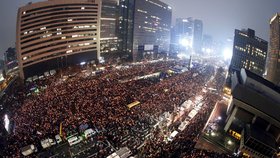 Obří davy opět protestují proti prezidentce Jižní Koreje.
