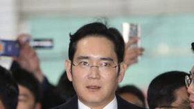 Šéf nejvyššího jihokorejského podniku Samsung group I Če-jong čelí žalobě za úplatky.