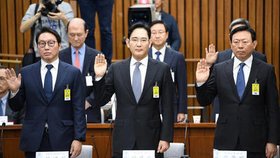 Předseda společnosti SK Group Tae-Won Chey (zleva), šéf Samsung Group - I Čche Jong, předseda společnosti Dong-Bin Shin