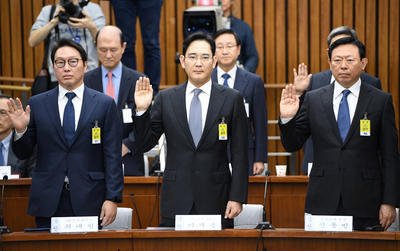 Předseda společnosti SK Group Tae-Won Chey (zleva), šéf Samsung Group - I Čche Jong, předseda společnosti Dong-Bin Shin