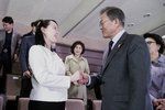 Jihokorejský prezident Mun Če In a Kim Jo Čong, sestra severokorejského diktátora Kim Čong Una