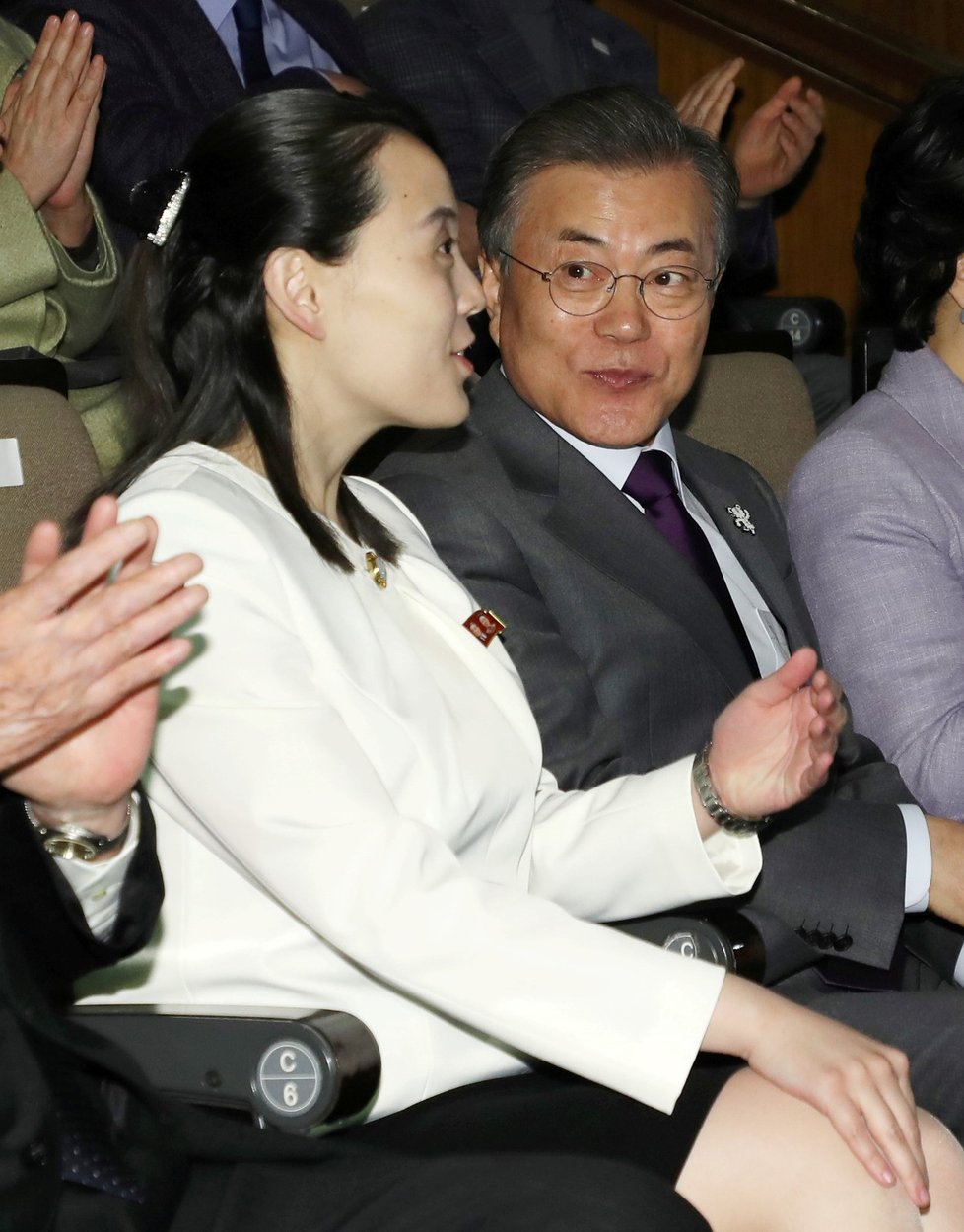 Jihokorejský prezident Mun Če In a Kim Jo Čong, sestra severokorejského diktátora Kim Čong Una
