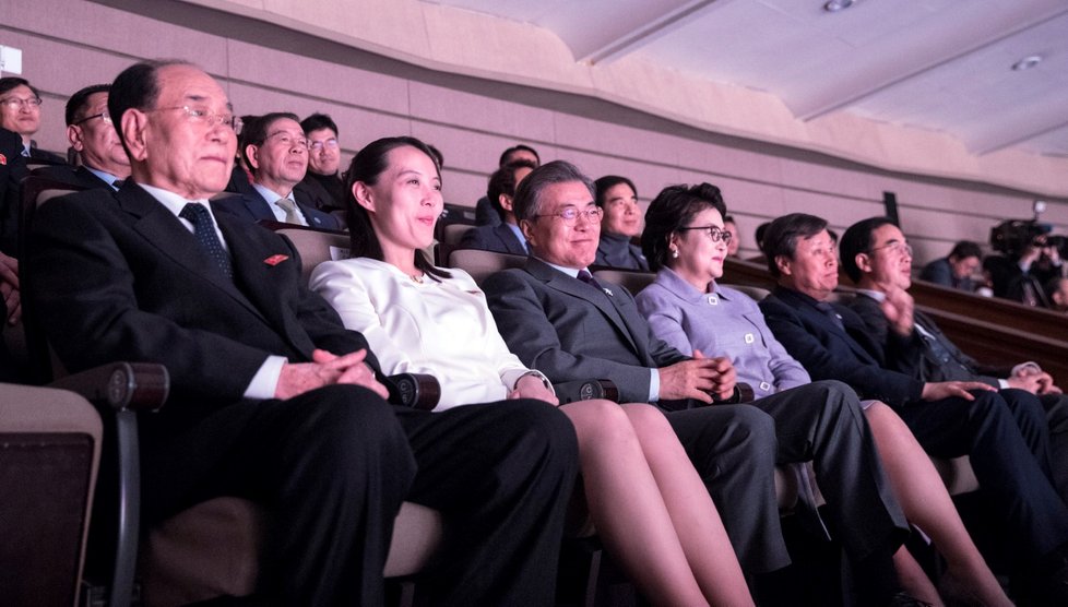 Jihokorejský prezident Mun Če In, předseda lidového shromáždění KLDR Kim Čong Nam a Kim Jo Čong, sestra severokorejského diktátora Kim Čong Una