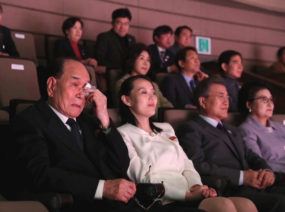 Jihokorejský prezident Mun Če In, předseda lidového shromáždění KLDR Kim Čong Nam a Kim Jo Čong, sestra severokorejského diktátora Kim Čong Una