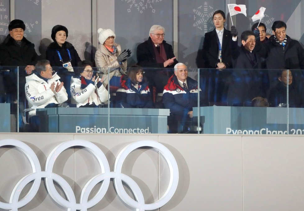 Jihokorejský prezident Mun Če In, předseda lidového shromáždění KLDR Kim Čong Nam a Kim Jo Čong, sestra severokorejského diktátora Kim Čong Una