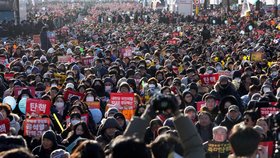 Poslanci v Jižní Koreji rozhodli o odvolání prezidenta Juna, lidé se radují (14.12.2024)