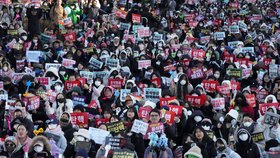 Poslanci v Jižní Koreji rozhodli o odvolání prezidenta Juna, lidé se radují (14.12.2024)