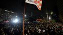 Stanné právo v Jižní Koreji: Spousty lidí přišly protestovat (noc na 4. 12. 2024). Stanné právo v Jižní Koreji: Spousty lidí přišly protestovat (noc na 4. 12. 2024).