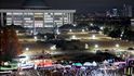 Stanné právo v Jižní Koreji: Spousty lidí přišly protestovat (noc na 4. 12. 2024). Stanné právo v Jižní Koreji: Spousty lidí přišly protestovat (noc na 4. 12. 2024).