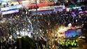 Stanné právo v Jižní Koreji: Spousty lidí přišly protestovat (noc na 4. 12. 2024). Stanné právo v Jižní Koreji: Spousty lidí přišly protestovat (noc na 4. 12. 2024).
