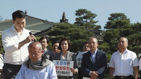 Jihokorejští politici šli na protest dohola.