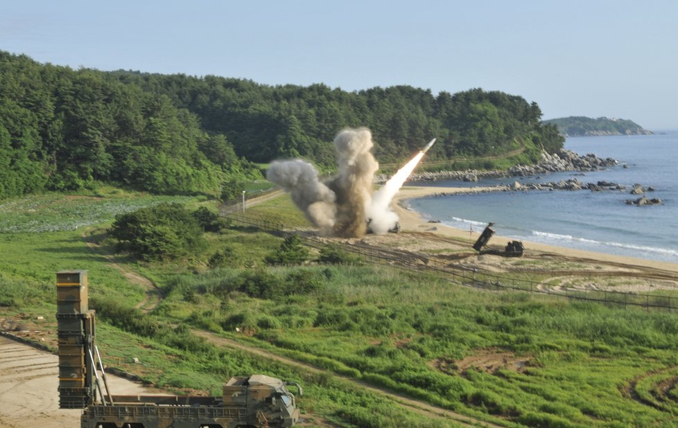 Armády Jižní Koreje a USA v reakci na severokorejský test odpálily devět raket.