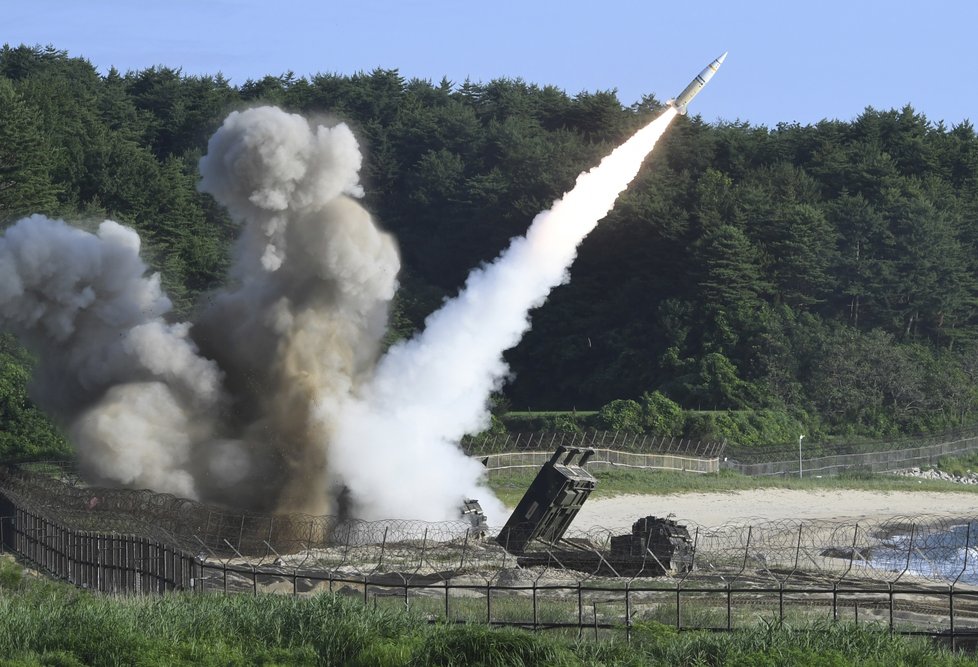 Armády Jižní Koreje a USA v reakci na severokorejský test odpálily devět raket.