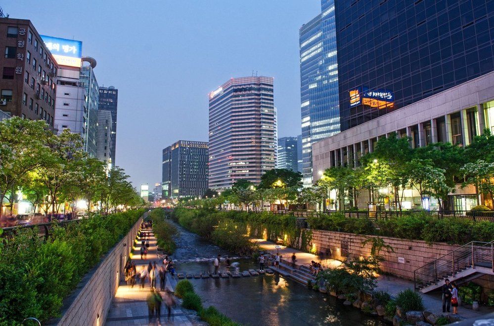 Říčka Cheoggyecheon v centru Soulu
