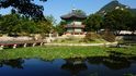 Jižní Korea: Pavilon Hyangwonjeong v chrámovém areálu Kjonbokkung (Soul)