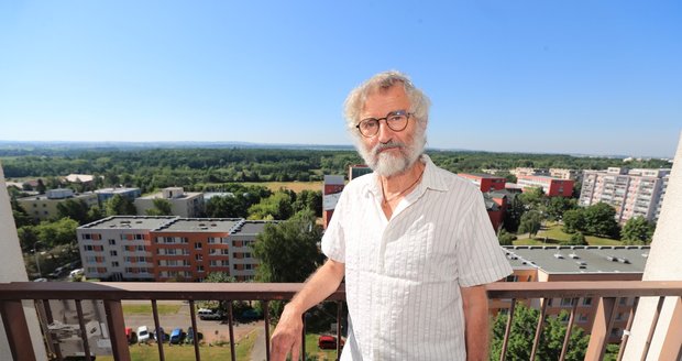 Bahno, každou chvíli nešly elektřina nebo voda. Ale na druhou stranu blízkost přírody. Tak vzpomíná na první roky života na Jižním Městě pamětník Blahoslav Lukavec (71).První obyvatelé tady dostali dekrety na byt právě před 45 lety