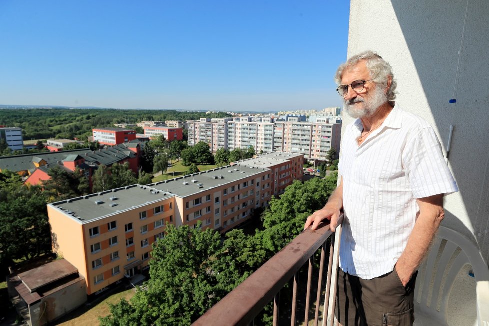 Bahno, každou chvíli nešly elektřina nebo voda. Ale na druhou stranu blízkost přírody. Tak vzpomíná na první roky života na Jižním Městě pamětník Blahoslav Lukavec (71).První obyvatelé tady dostali dekrety na byt právě před 45 lety