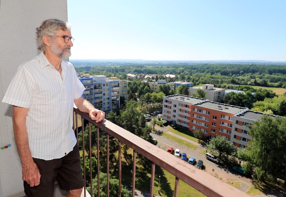 Bahno, každou chvíli nešly elektřina nebo voda. Ale na druhou stranu blízkost přírody. Tak vzpomíná na první roky života na Jižním Městě pamětník Blahoslav Lukavec (71).První obyvatelé tady dostali dekrety na byt právě před 45 lety