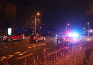 Na Jižním Městě v ulici Mírového hnutí srazil automobil malého chlapce. (18. leden 2022)