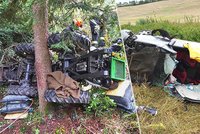 Jižní Morava: 14 zraněných za den. Muž zavalený pod traktorem, auto s třemi lidmi na střeše v potoce