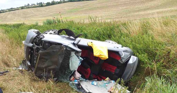 V Moravanské ulici v Kyjově se zřítilo osobní auto s tříčlennou posádkou do potoka.