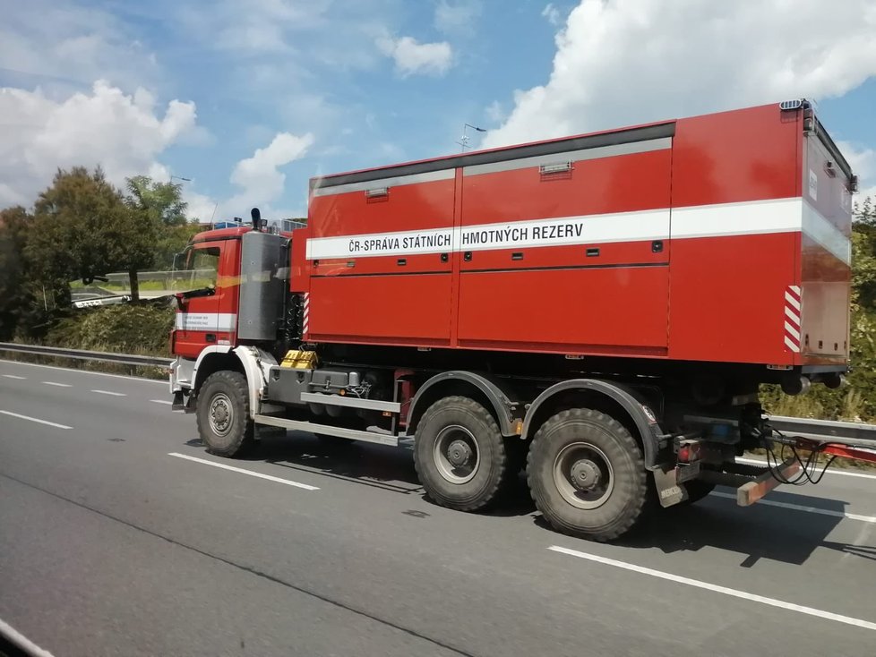 Pražští hasiči odjíždí z jižní Moravy.